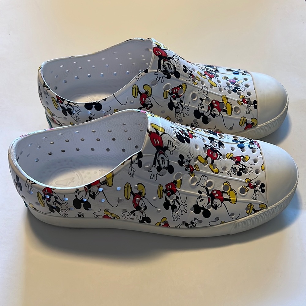 Native Mickey Mouse Shoes boys size 2 (Size J2)